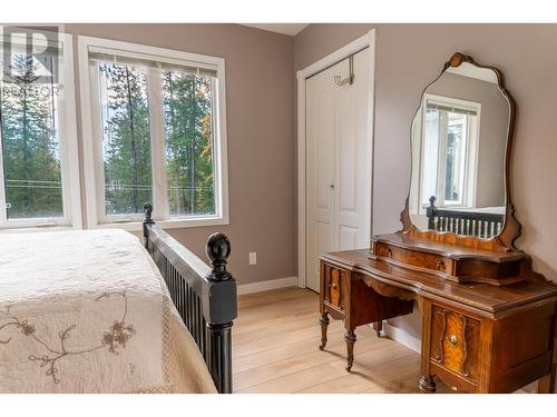 552 Wellspring Road, Creston, BC - Indoor Photo Showing Bedroom