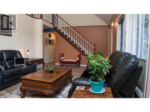 552 Wellspring Road, Creston, BC - Indoor Photo Showing Living Room