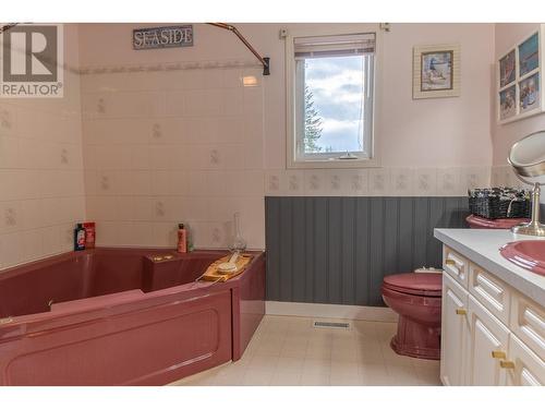 Upstairs bathroom w jet tub - 552 Wellspring Road, Creston, BC - Indoor Photo Showing Bathroom