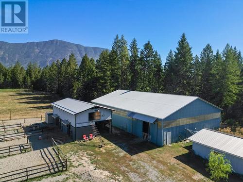 Barn, riding arena, shop/garage - 552 Wellspring Road, Creston, BC - Outdoor