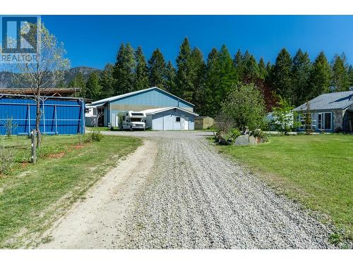 Driveway - 552 Wellspring Road, Creston, BC - Outdoor