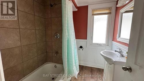 Upper - 5114 Mcrae Street, Niagara Falls, ON - Indoor Photo Showing Bathroom