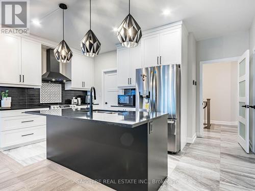 3931 Mitchell Crescent, Niagara Falls, ON - Indoor Photo Showing Kitchen With Stainless Steel Kitchen With Upgraded Kitchen