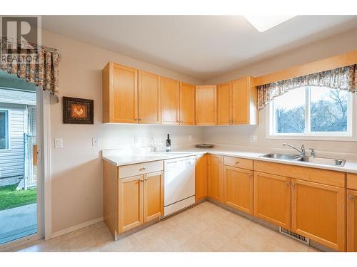 5888 Okanagan Landing Road Unit# 18, Vernon, BC - Indoor Photo Showing Kitchen With Double Sink