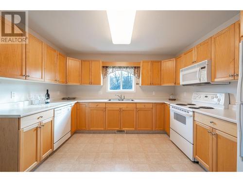 5888 Okanagan Landing Road Unit# 18, Vernon, BC - Indoor Photo Showing Kitchen With Double Sink