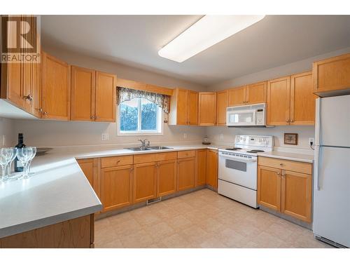 5888 Okanagan Landing Road Unit# 18, Vernon, BC - Indoor Photo Showing Kitchen With Double Sink