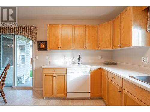 5888 Okanagan Landing Road Unit# 18, Vernon, BC - Indoor Photo Showing Kitchen