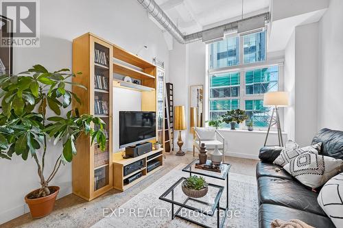 640 - 155 Dalhousie Street, Toronto, ON - Indoor Photo Showing Living Room