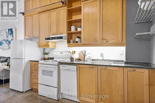 640 - 155 Dalhousie Street, Toronto, ON - Indoor Photo Showing Kitchen