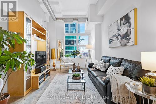 640 - 155 Dalhousie Street, Toronto, ON - Indoor Photo Showing Living Room