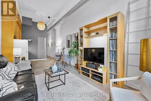 640 - 155 Dalhousie Street, Toronto, ON - Indoor Photo Showing Living Room