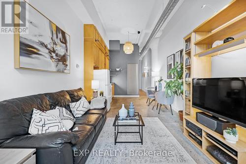 640 - 155 Dalhousie Street, Toronto, ON - Indoor Photo Showing Living Room