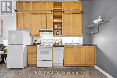 640 - 155 Dalhousie Street, Toronto, ON - Indoor Photo Showing Kitchen