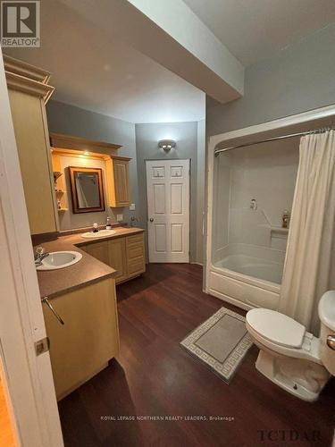 1632 2 & 3 Concession, Cochrane, ON - Indoor Photo Showing Bathroom