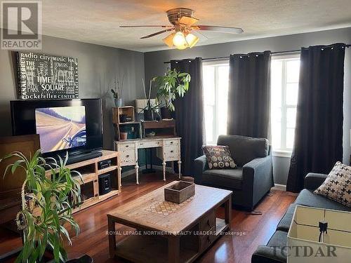 177 Remi Crescent, Timmins (Trailer Parks), ON - Indoor Photo Showing Living Room