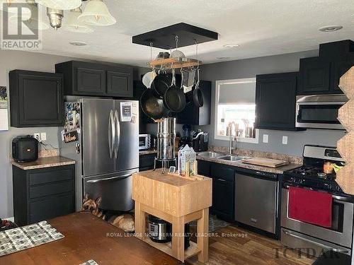 177 Remi Crescent, Timmins (Trailer Parks), ON - Indoor Photo Showing Kitchen With Double Sink