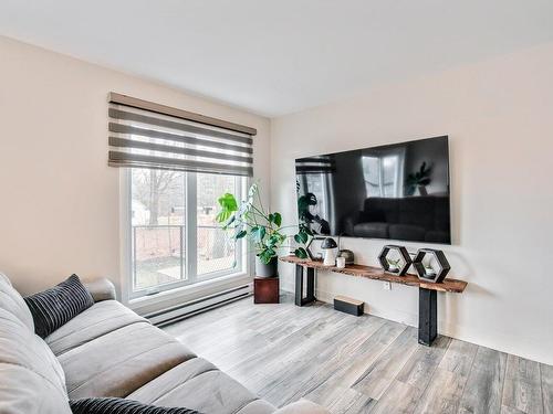 Living room - 96 Rue Irma-Levasseur, Gatineau (Buckingham), QC - Indoor Photo Showing Living Room