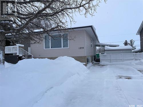 1239 Hochelaga Street W, Moose Jaw, SK - Outdoor