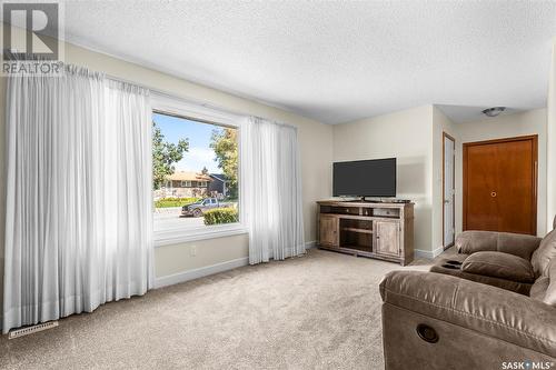 1239 Hochelaga Street W, Moose Jaw, SK - Indoor Photo Showing Living Room