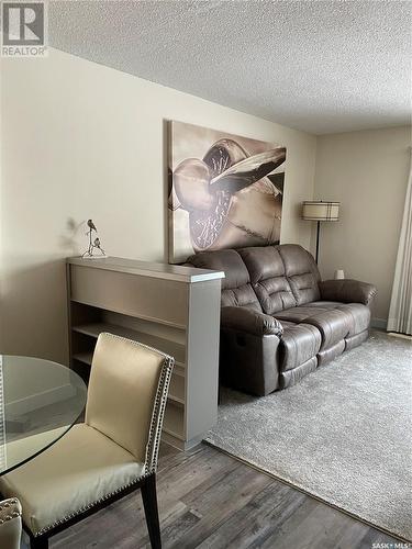 1239 Hochelaga Street W, Moose Jaw, SK - Indoor Photo Showing Living Room