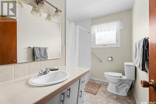 1239 Hochelaga Street W, Moose Jaw, SK - Indoor Photo Showing Bathroom