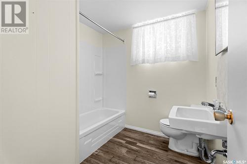 1239 Hochelaga Street W, Moose Jaw, SK - Indoor Photo Showing Bathroom