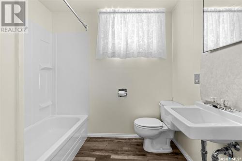 1239 Hochelaga Street W, Moose Jaw, SK - Indoor Photo Showing Bathroom