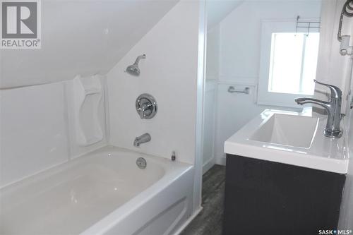 441 R Avenue S, Saskatoon, SK - Indoor Photo Showing Bathroom