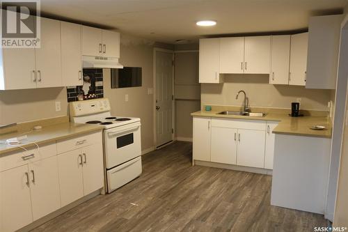 441 R Avenue S, Saskatoon, SK - Indoor Photo Showing Kitchen With Double Sink