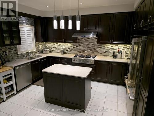 482 Wheat Boom Drive, Oakville, ON - Indoor Photo Showing Kitchen With Double Sink With Upgraded Kitchen