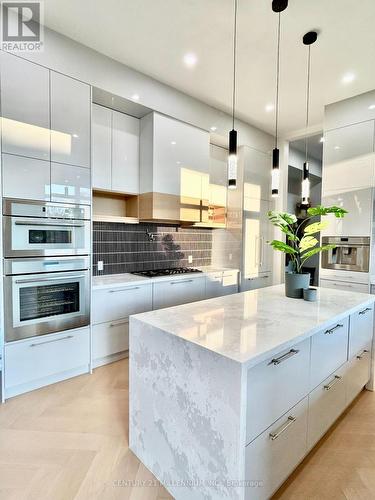 318 Tuck Drive, Burlington, ON - Indoor Photo Showing Kitchen With Upgraded Kitchen