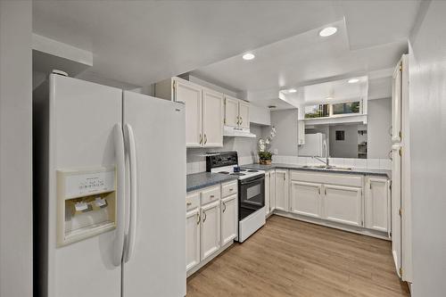 1397 Braemar Street, Kelowna, BC - Indoor Photo Showing Kitchen With Double Sink