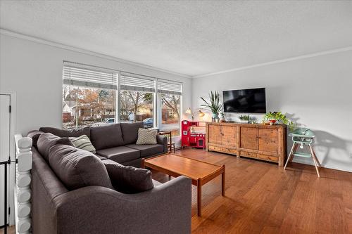 1397 Braemar Street, Kelowna, BC - Indoor Photo Showing Living Room