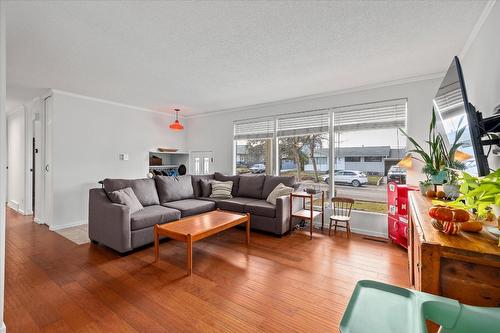 1397 Braemar Street, Kelowna, BC - Indoor Photo Showing Living Room