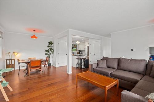 1397 Braemar Street, Kelowna, BC - Indoor Photo Showing Living Room