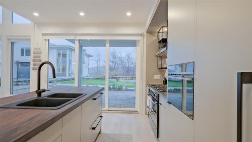 3040 Landry Crescent, Summerland, BC - Indoor Photo Showing Kitchen With Double Sink With Upgraded Kitchen