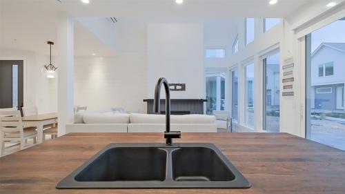 3040 Landry Crescent, Summerland, BC - Indoor Photo Showing Kitchen With Double Sink