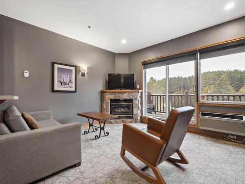 Salon - 338-2396 Rue Labelle, Mont-Tremblant, QC - Indoor Photo Showing Living Room With Fireplace