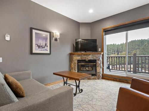 Salon - 338-2396 Rue Labelle, Mont-Tremblant, QC - Indoor Photo Showing Living Room With Fireplace