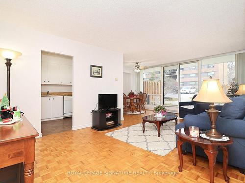 114-20 Sunrise Ave, Toronto, ON - Indoor Photo Showing Living Room