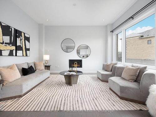 92 Woodhaven Ave, Aurora, ON - Indoor Photo Showing Living Room