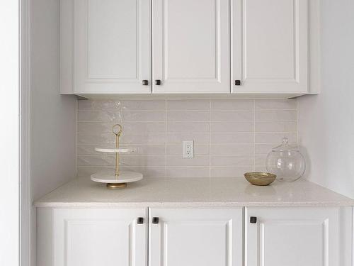 92 Woodhaven Ave, Aurora, ON - Indoor Photo Showing Kitchen