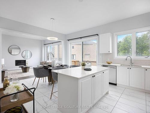 92 Woodhaven Ave, Aurora, ON - Indoor Photo Showing Kitchen With Upgraded Kitchen