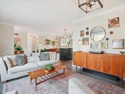 2 North Crt N, Grimsby, ON - Indoor Photo Showing Living Room