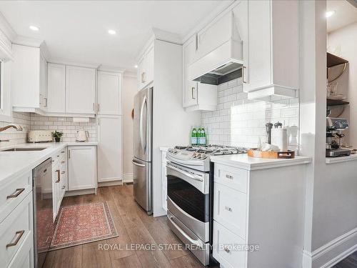 2 North Crt N, Grimsby, ON - Indoor Photo Showing Kitchen With Upgraded Kitchen