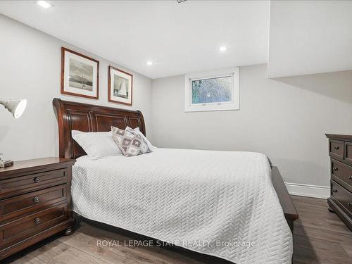 2 North Crt N, Grimsby, ON - Indoor Photo Showing Bedroom