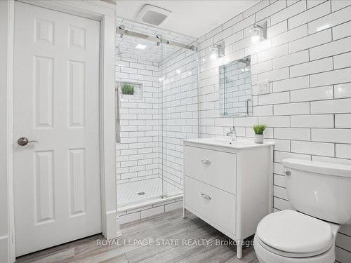 2 North Crt N, Grimsby, ON - Indoor Photo Showing Bathroom