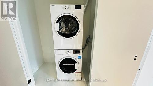 812S - 127 Broadway Avenue, Toronto, ON - Indoor Photo Showing Laundry Room