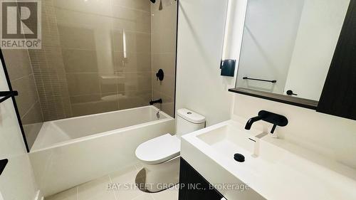 812S - 127 Broadway Avenue, Toronto, ON - Indoor Photo Showing Bathroom