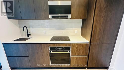 812S - 127 Broadway Avenue, Toronto, ON - Indoor Photo Showing Kitchen